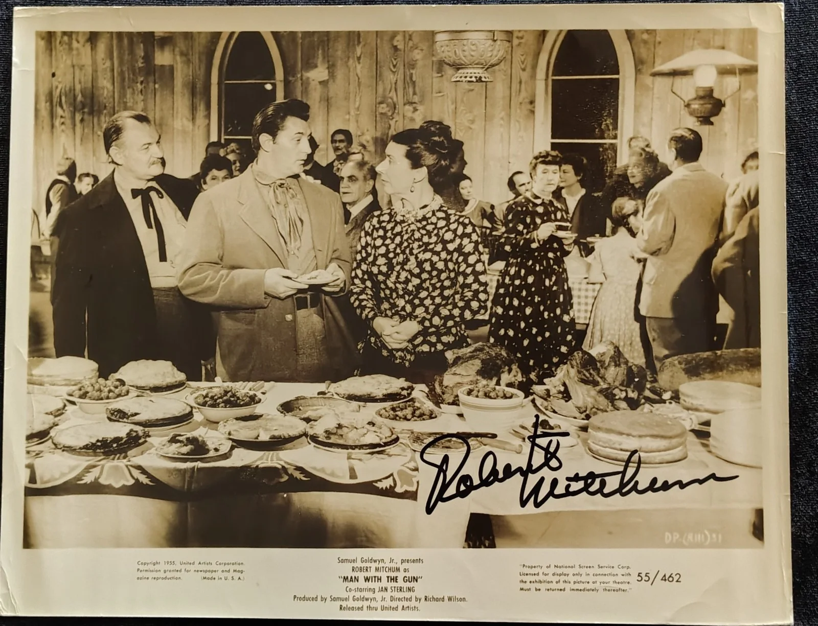 Robert Mitchum — ​ROBERT MITCHUM Signed 1955 Original Lobby Photo MAN WITH THE GUN Authentic COA