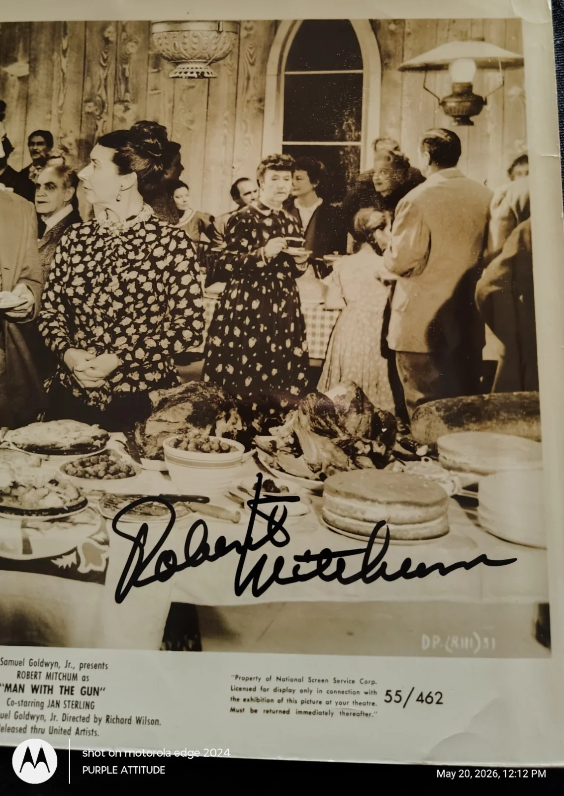 Robert Mitchum — ​ROBERT MITCHUM Signed 1955 Original Lobby Photo MAN WITH THE GUN Authentic COA, image 4