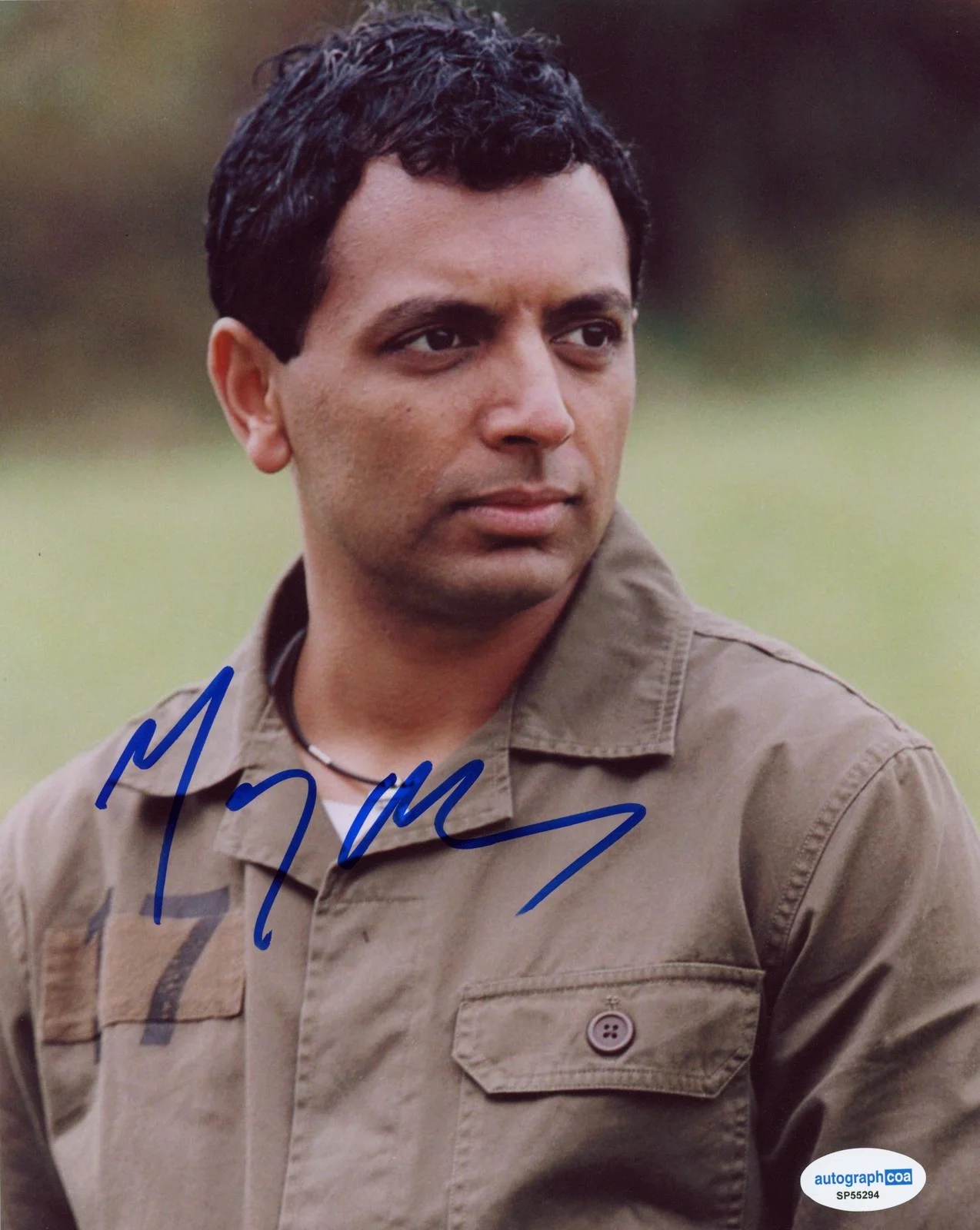 M. Night Shyamalan — M. Night Shyamalan "Signs" Director AUTOGRAPH Signed 8x10 Photo ACOA, image 2