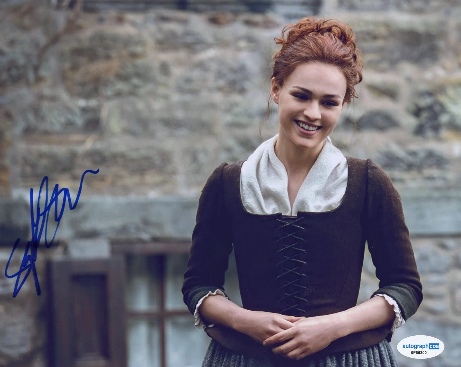 Sophie Skelton — Sophie Skelton "Outlander" AUTOGRAPH Signed 'Brianna' 8x10 Photo D ACOA, изображение 2