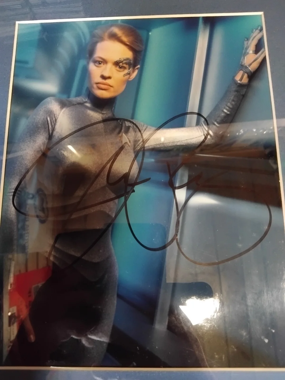Jeri Ryan Signed Framed Picture VGC COA Genuine Autograph, image 2