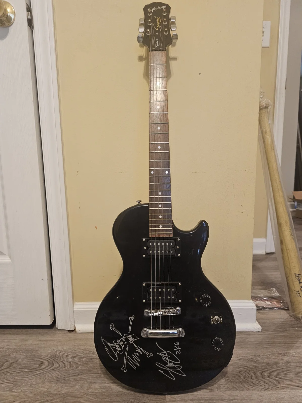 Guns and Roses Slash autographed guitar, image 2