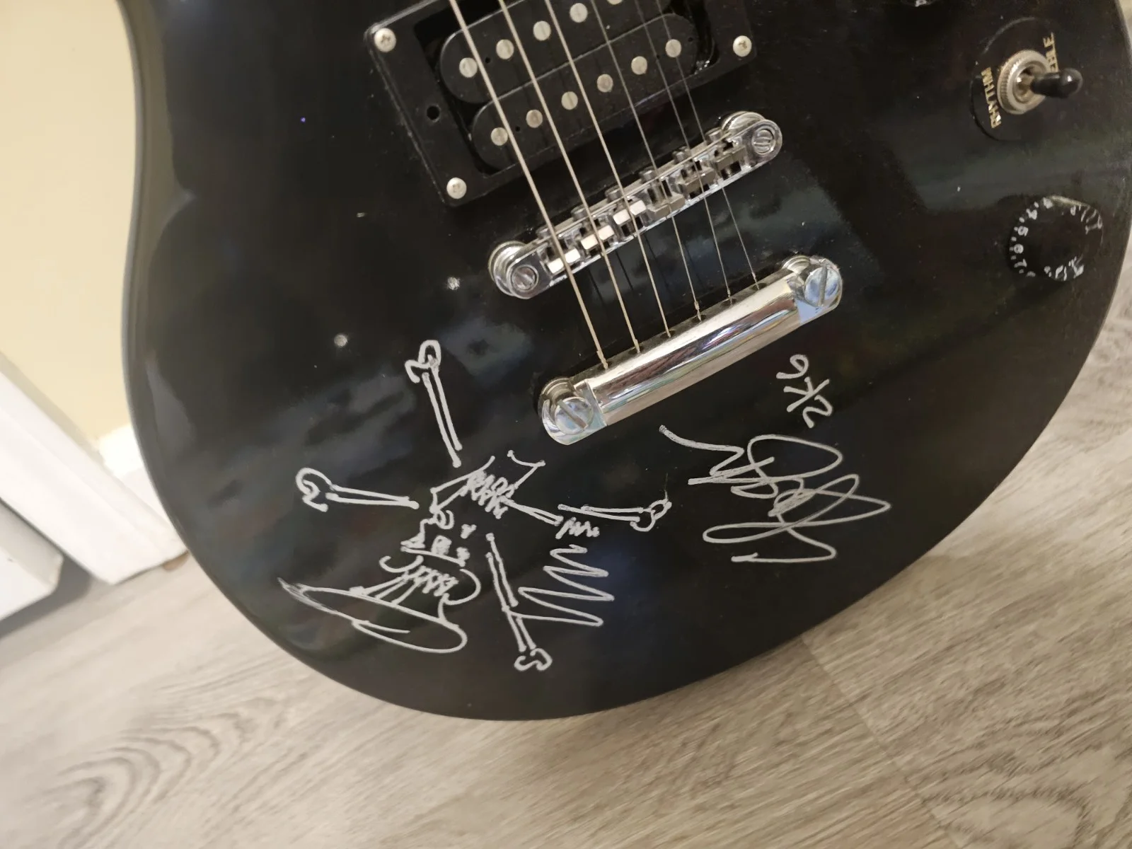 Guns and Roses Slash autographed guitar, image 3