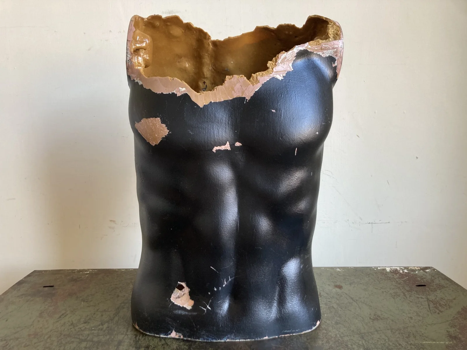 Vintage Distressed Fibreglass Torso Original Horror Film Art Prop, изображение 4