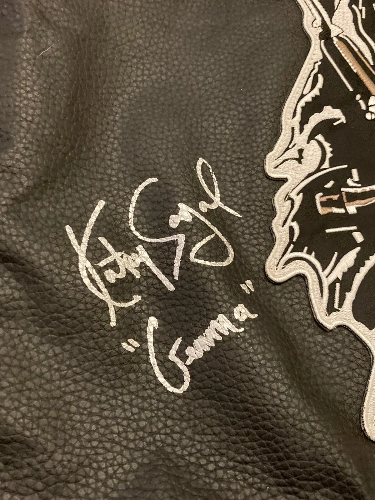 Katey Sagal — Katey Sagal Ron Perlman Signed Autographed Licensed Sons Of Anarchy Vest COA, изображение 2