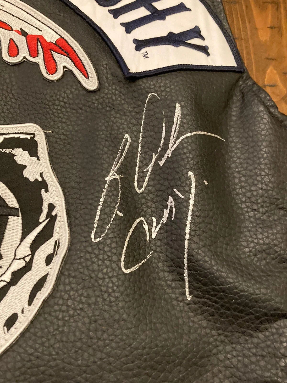 Katey Sagal — Katey Sagal Ron Perlman Signed Autographed Licensed Sons Of Anarchy Vest COA, изображение 3