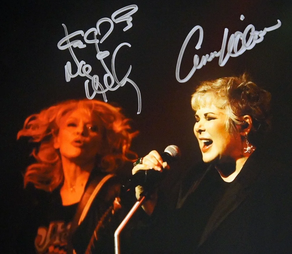 ANN & NANCY WILSON SIGNED & Beckett Certified 8x10 Heart in Concert Photo!, изображение 2