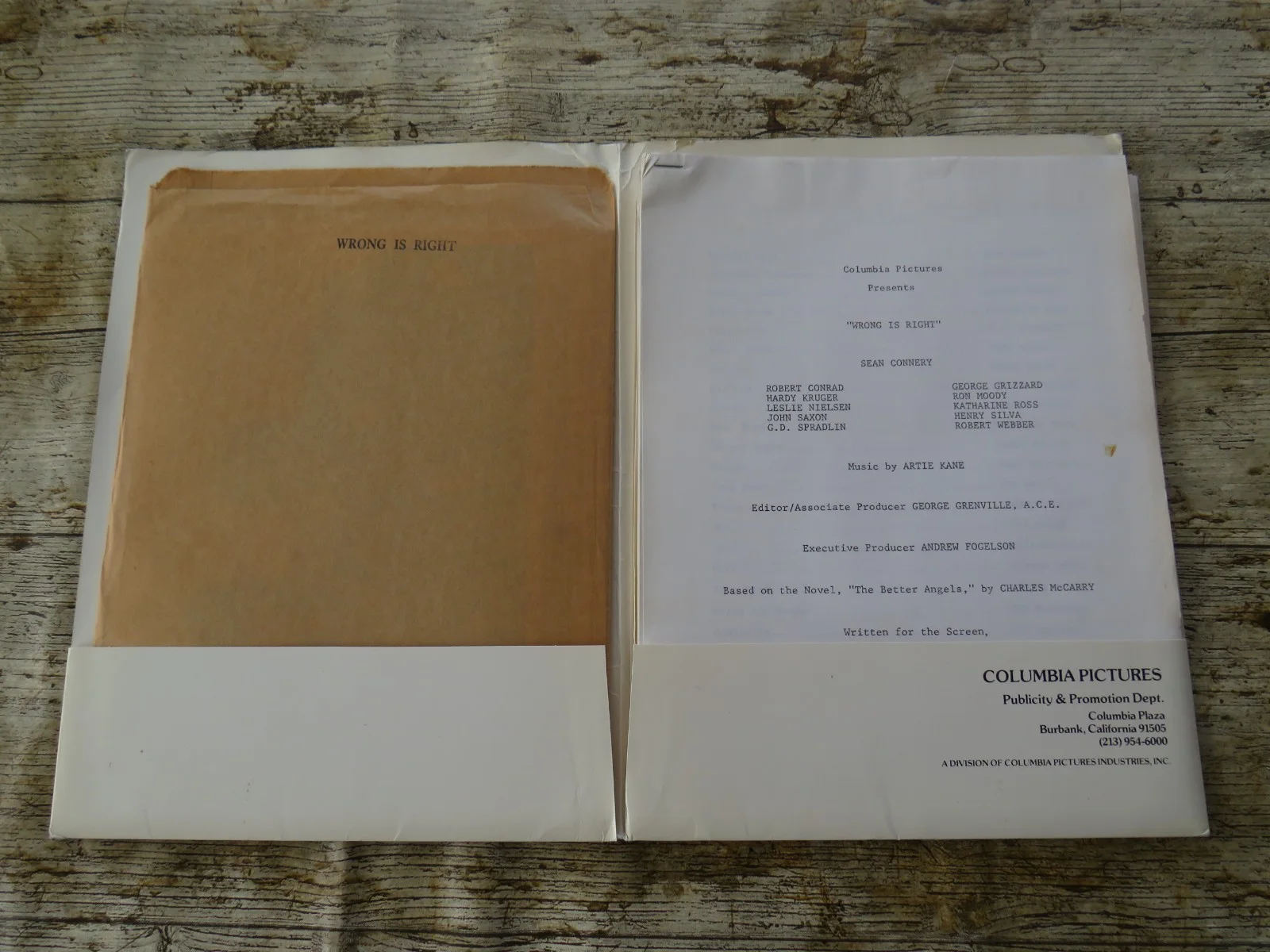 WRONG IS RIGHT ORIGINAL 1982 CINEMA FILM MOVIE PRESS KIT Sean Connery 13 PHOTOS, изображение 2