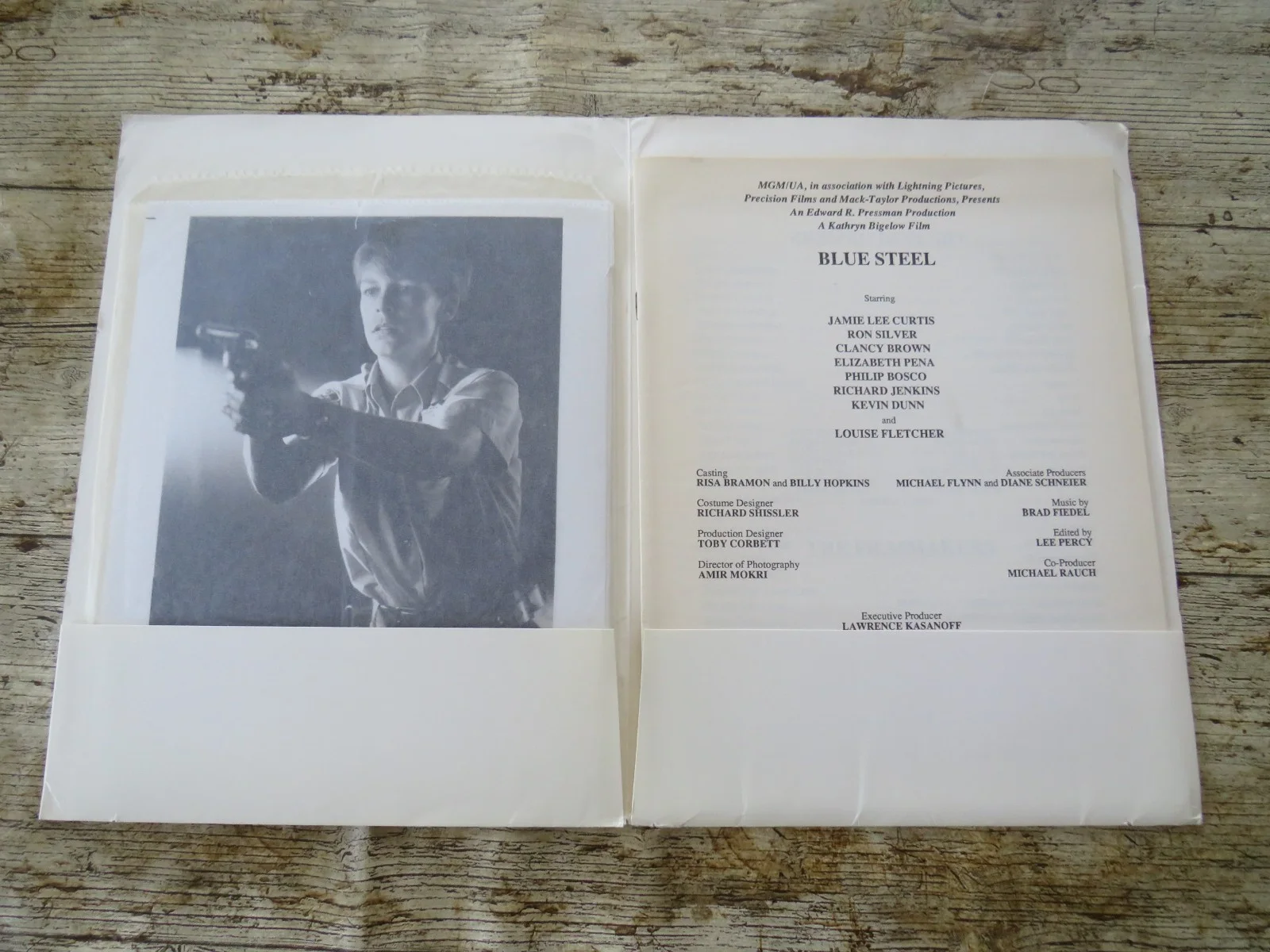 BLUE STEEL ORIGINAL 1990 CINEMA FILM MOVIE PRESS KIT Jamie Lee Curtis 8 PHOTOS, изображение 2