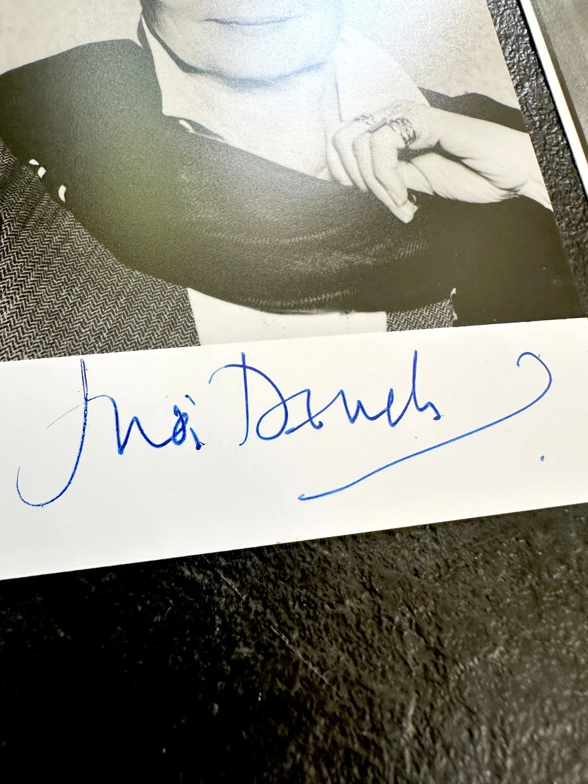 Tobey Maguire, Hugh Grant, Judi Dench, Johnny Depp, Jean Reno — LOT 11x Original Signed Photos – Dench,Reno,Moore, Sheen, Gambon, Depp, Grant..., изображение 3