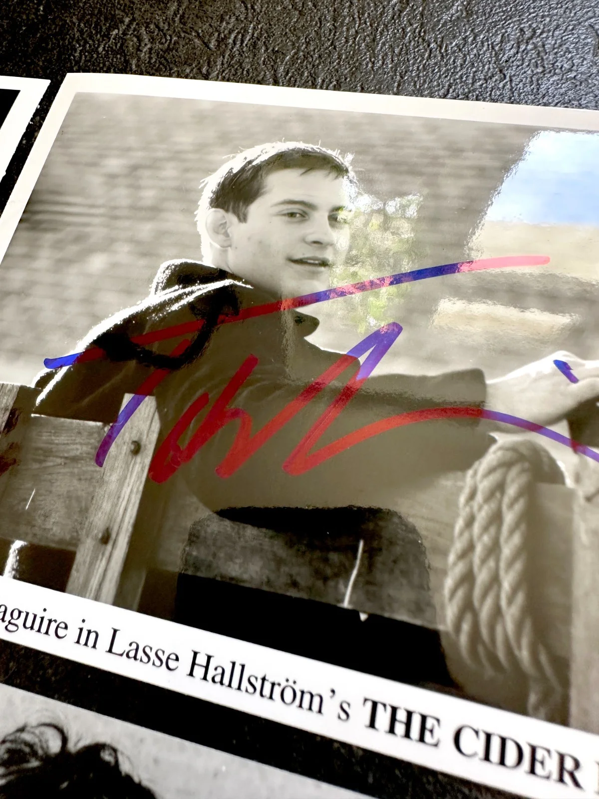 Tobey Maguire, Hugh Grant, Judi Dench, Johnny Depp, Jean Reno — LOT 11x Original Signed Photos – Dench,Reno,Moore, Sheen, Gambon, Depp, Grant..., изображение 5