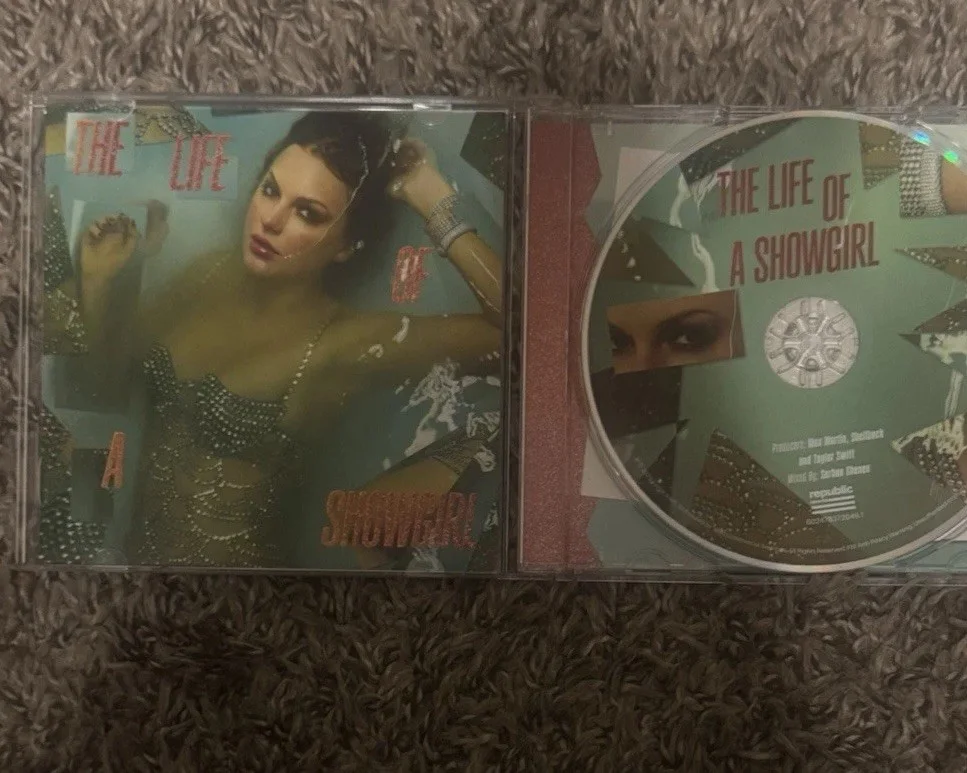 Taylor Swift 'The Life of a Showgirl' CD with Hand-Signed Photo 1, изображение 2
