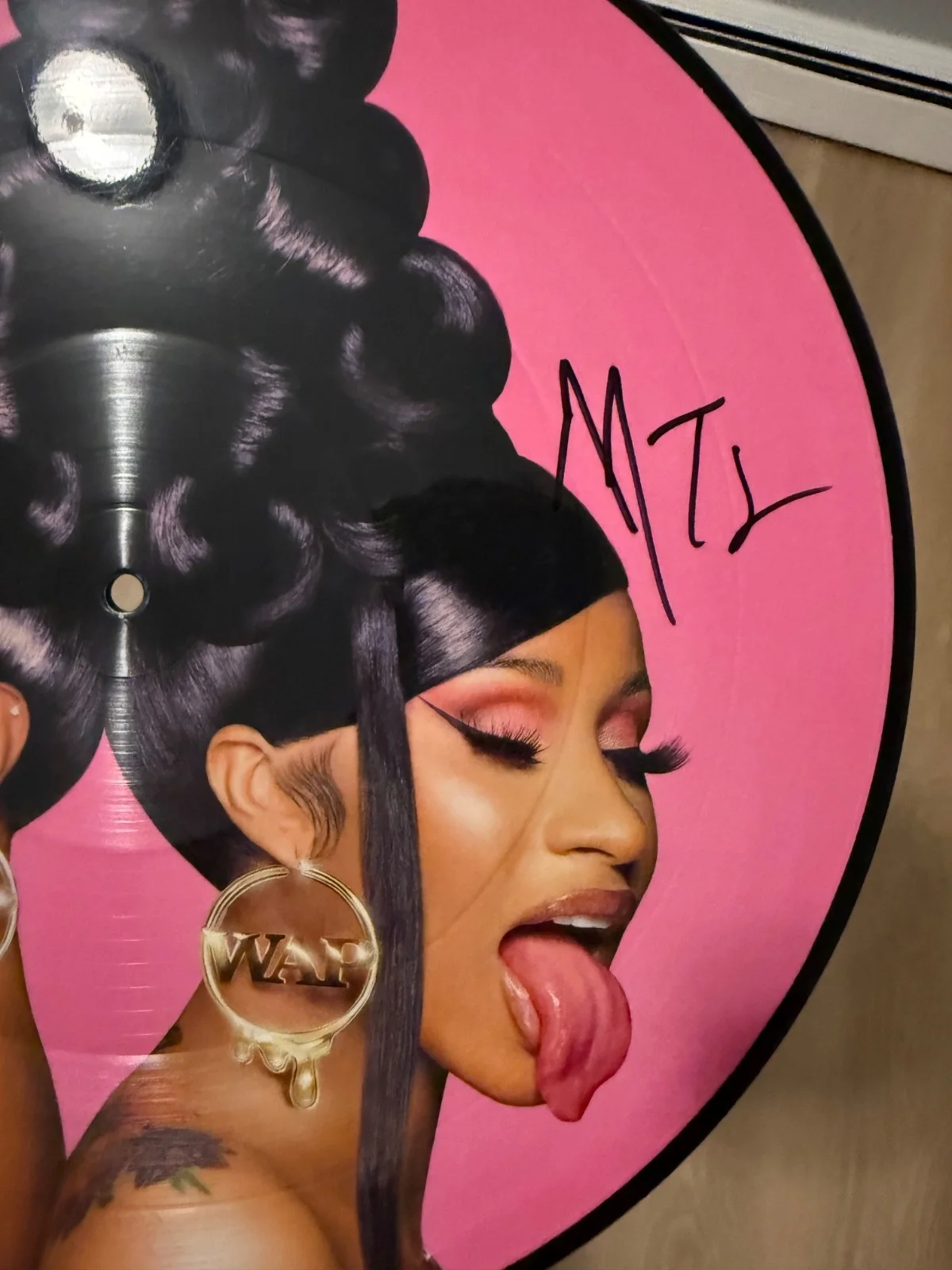Cardi B and Meg Thee Stallion signed WAP 12" picture disc lp, изображение 3