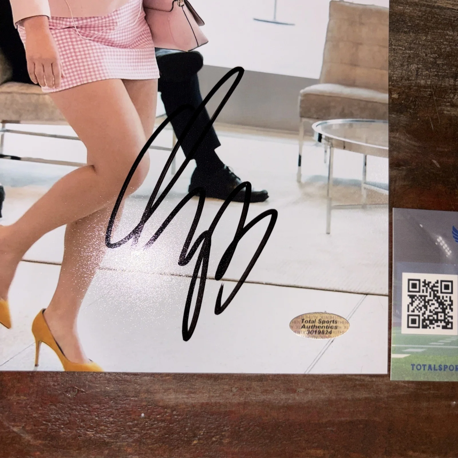 Amy Schumer — AMY SCHUMER SIGNED 8X10 FUN POSE - AUTOGRAPH COMEDIAN- COA, image 2