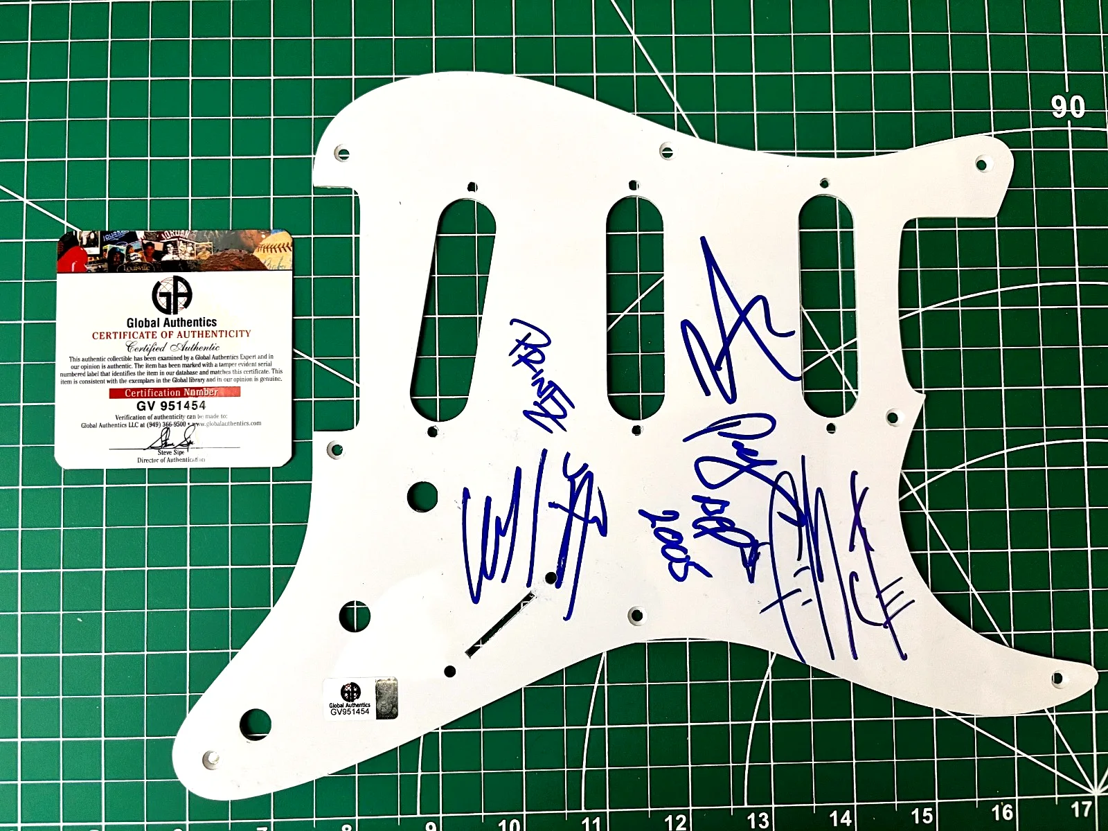 FERGIE, WILLIAMS, TABOO, ALLAN, PRINTZ — BLACK EYED PEAS STRATACASTER PICKGUARD 5 MEMBERS SIGNED COA - GA, image 2