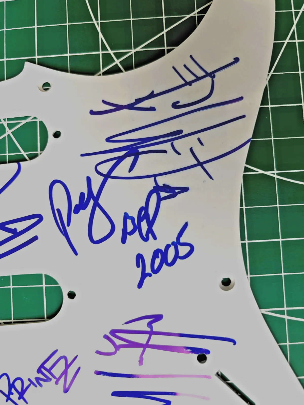 FERGIE, WILLIAMS, TABOO, ALLAN, PRINTZ — BLACK EYED PEAS STRATACASTER PICKGUARD 5 MEMBERS SIGNED COA - GA, image 5
