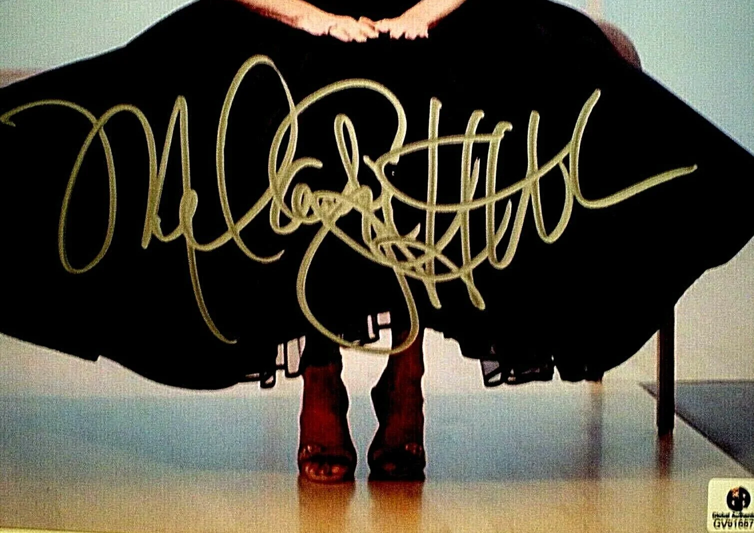 MELANIE GRIFFITH — SIGNED PHOTO MELANIE GRIFFITH SEXY BLACK DRESS - PLAYBOY MAGAZINE - COA GA, изображение 2