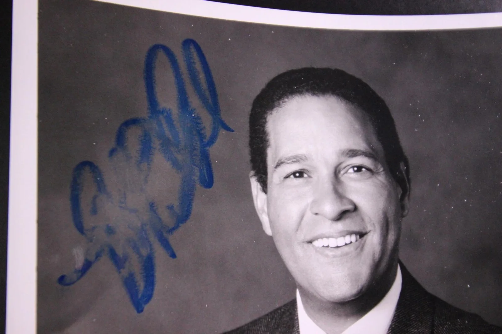 LOT: THREE AUTOGRAPH PHOTOS~JUDITH IVEY~BRYANT GUMBEL~RONA FIGUEROA~, изображение 4