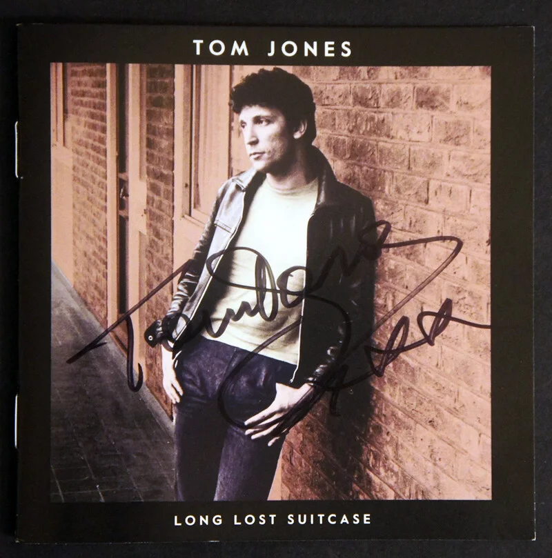 TOM JONES SIGNED in Person CD - Long Lost Suitcase - with 3 4x6 EVENT PHOTOS!, image 2