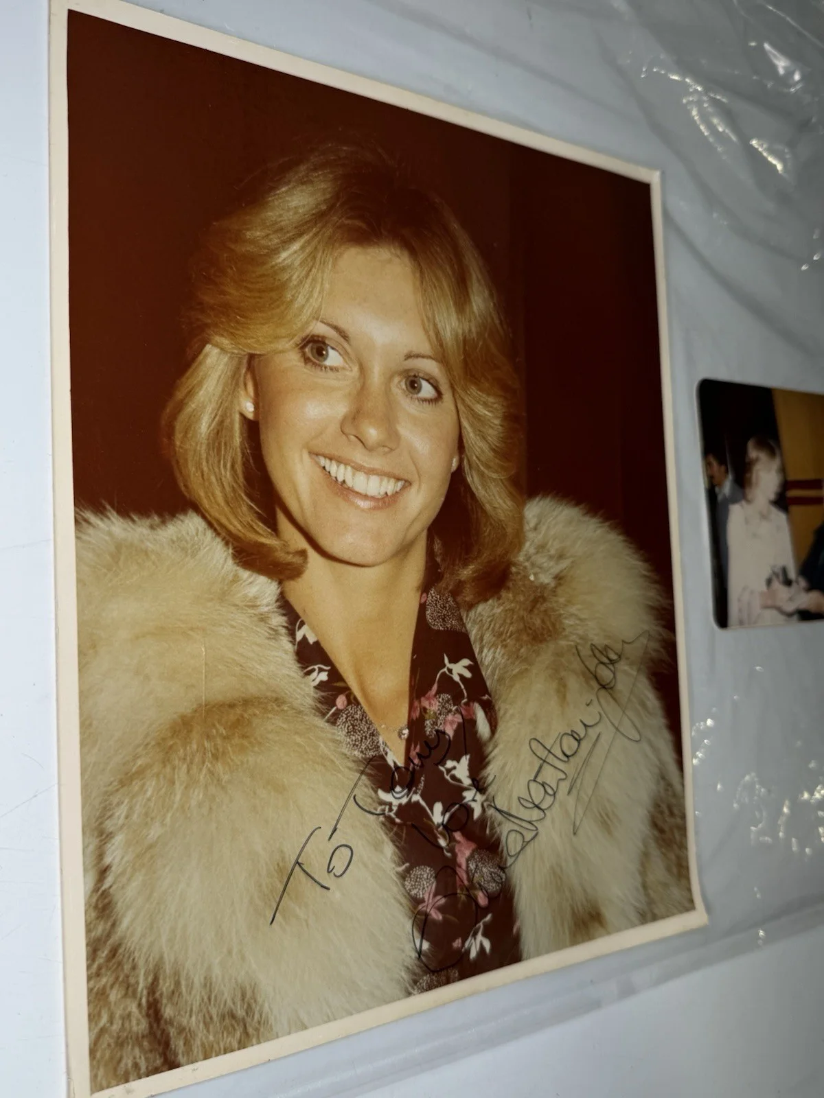 OLIVIA NEWTON JOHN — Vintage Olivia Newton-John Autograph Photo w/ 1975 People’s Choice Candid Photo