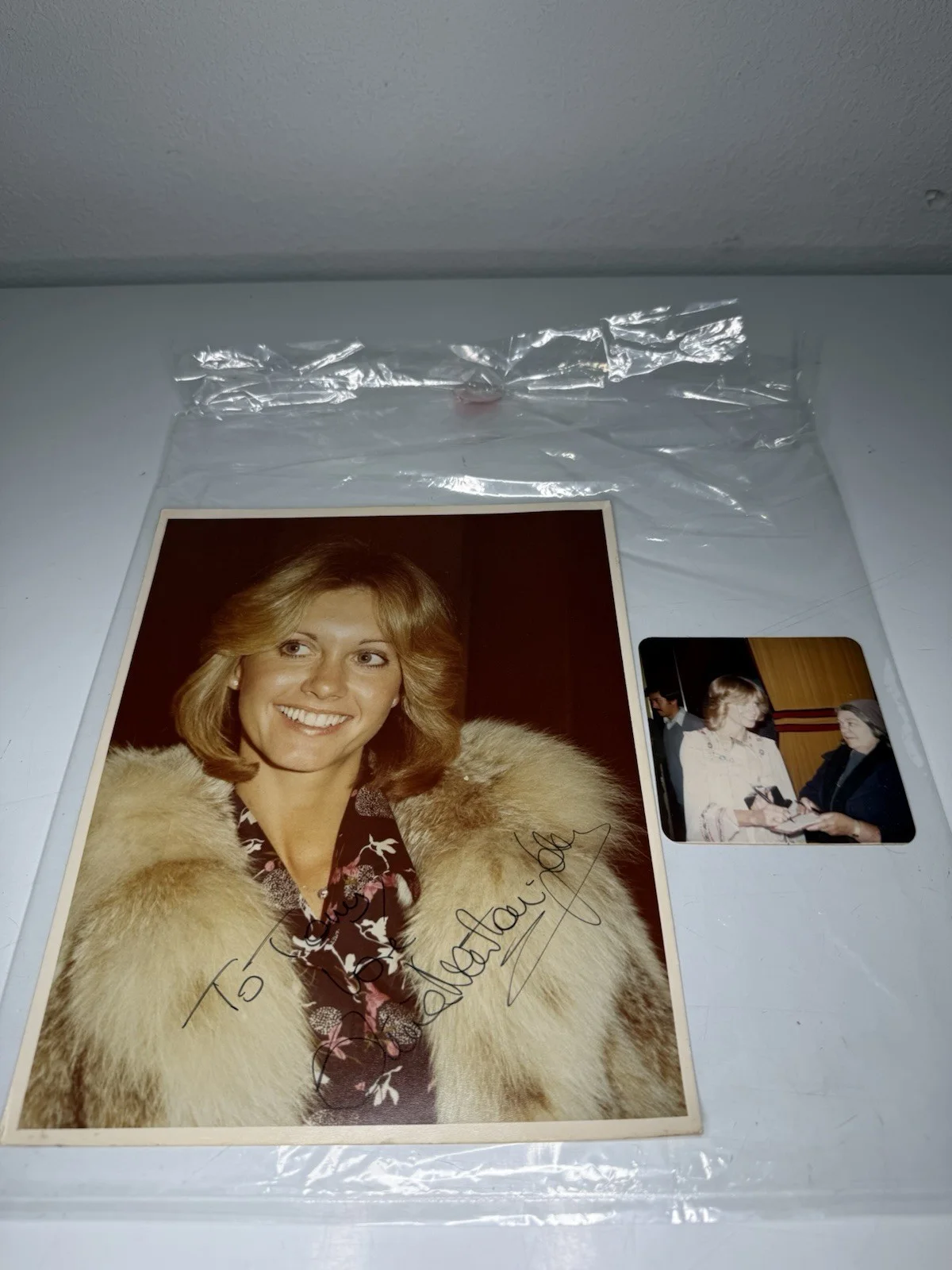 OLIVIA NEWTON JOHN — Vintage Olivia Newton-John Autograph Photo w/ 1975 People’s Choice Candid Photo, изображение 2