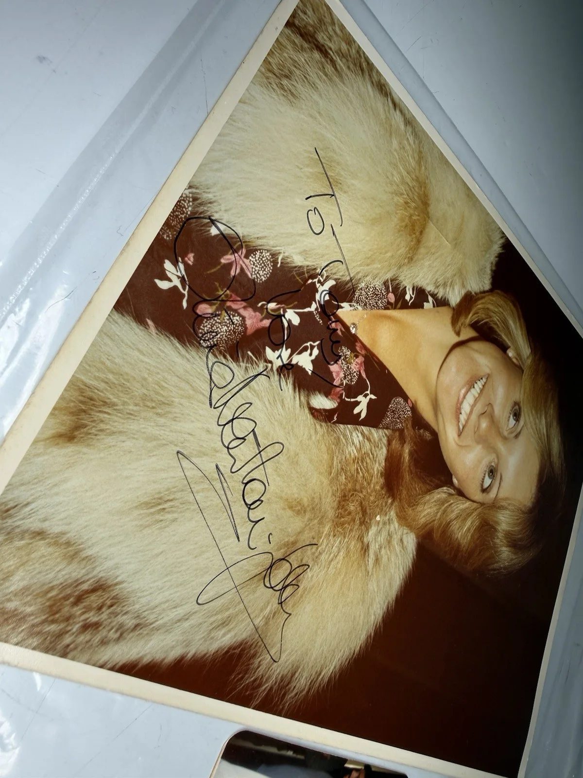 OLIVIA NEWTON JOHN — Vintage Olivia Newton-John Autograph Photo w/ 1975 People’s Choice Candid Photo, изображение 3