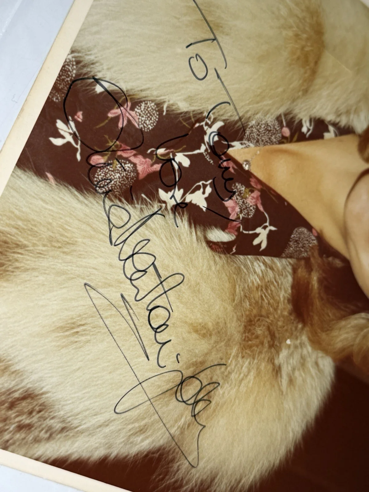 OLIVIA NEWTON JOHN — Vintage Olivia Newton-John Autograph Photo w/ 1975 People’s Choice Candid Photo, изображение 4