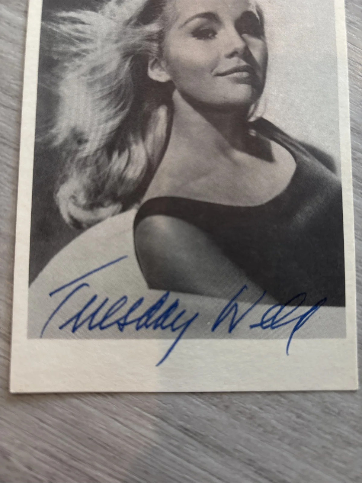 Tuesday Weld — Tuesday Weld gorgeous signed autographed 3.5 X 5.5 photo, American film actress, изображение 2