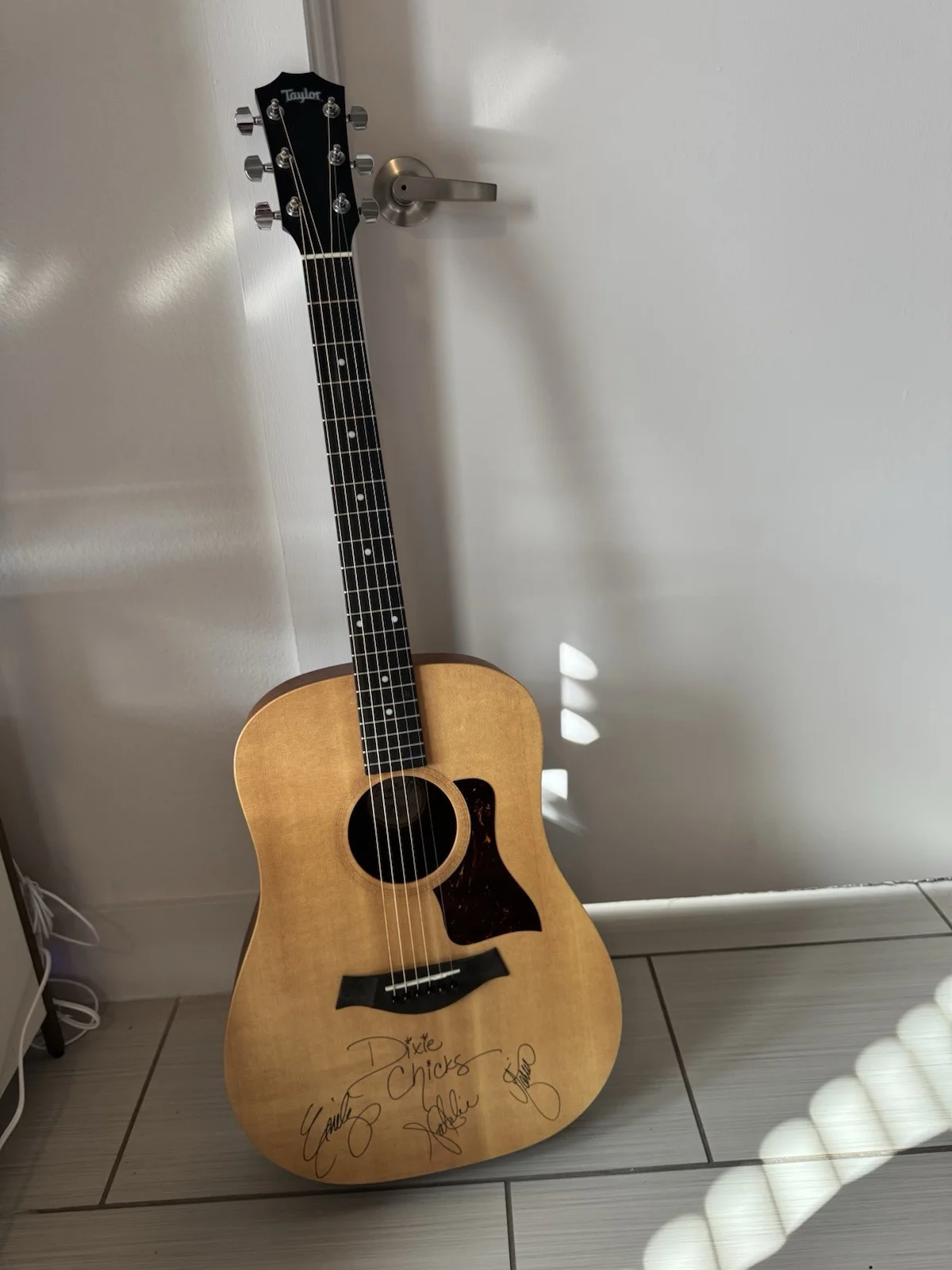 THE DIXIE CHICKS signed acoustic guitar * NATALIE, EMILY & MARTIE * No Coa, image 2