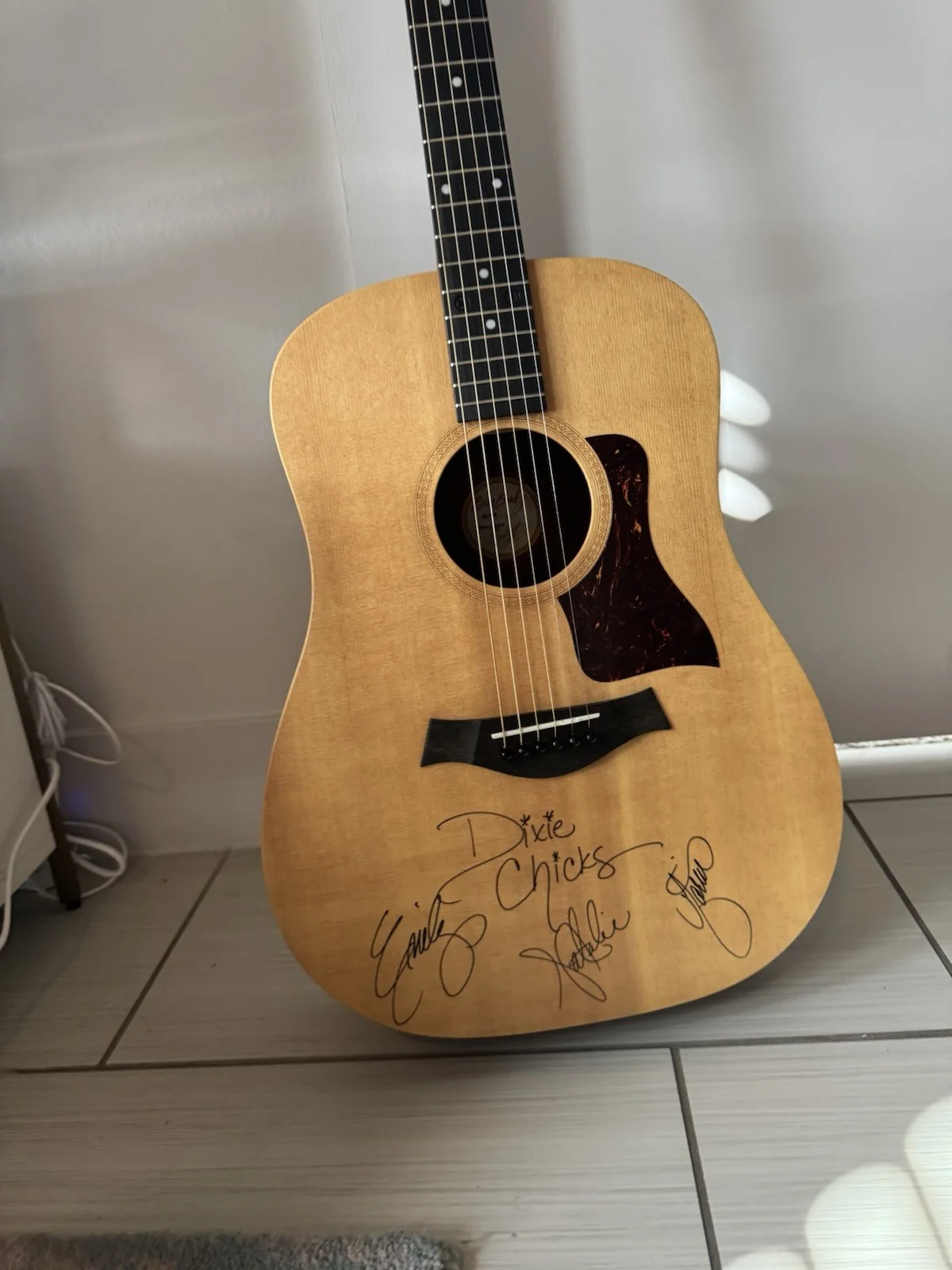 THE DIXIE CHICKS signed acoustic guitar * NATALIE, EMILY & MARTIE * No Coa, image 3