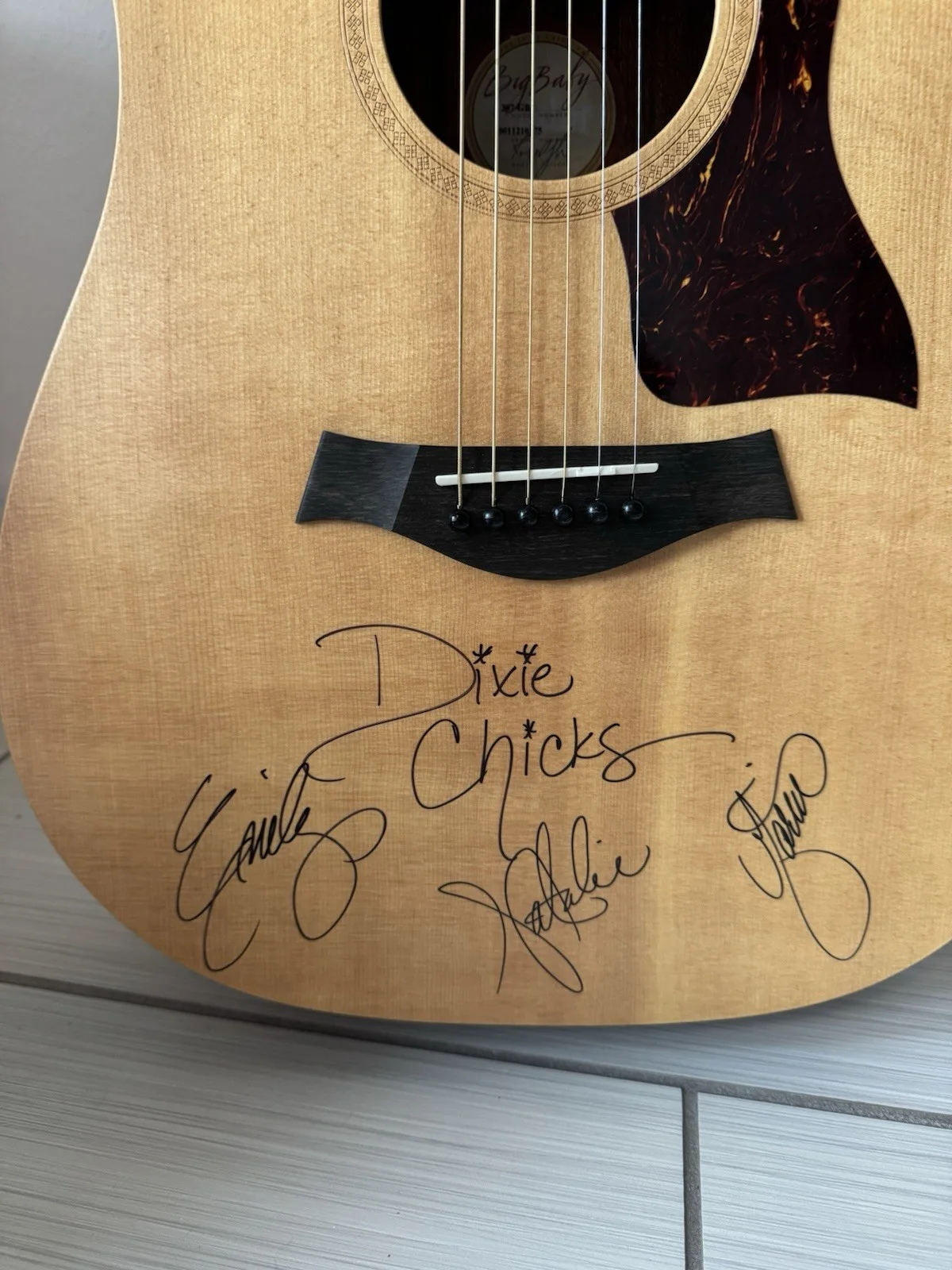 THE DIXIE CHICKS signed acoustic guitar * NATALIE, EMILY & MARTIE * No Coa, image 4
