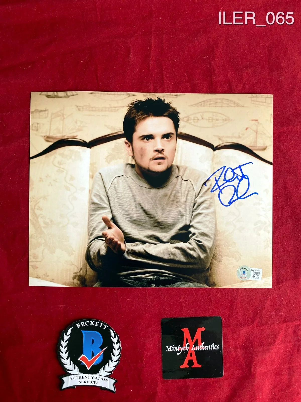 Robert Iler — ROBERT ILER AUTOGRAPHED SIGNED 8x10 PHOTO! THE SOPRANOS! A.J.! BECKETT COA!