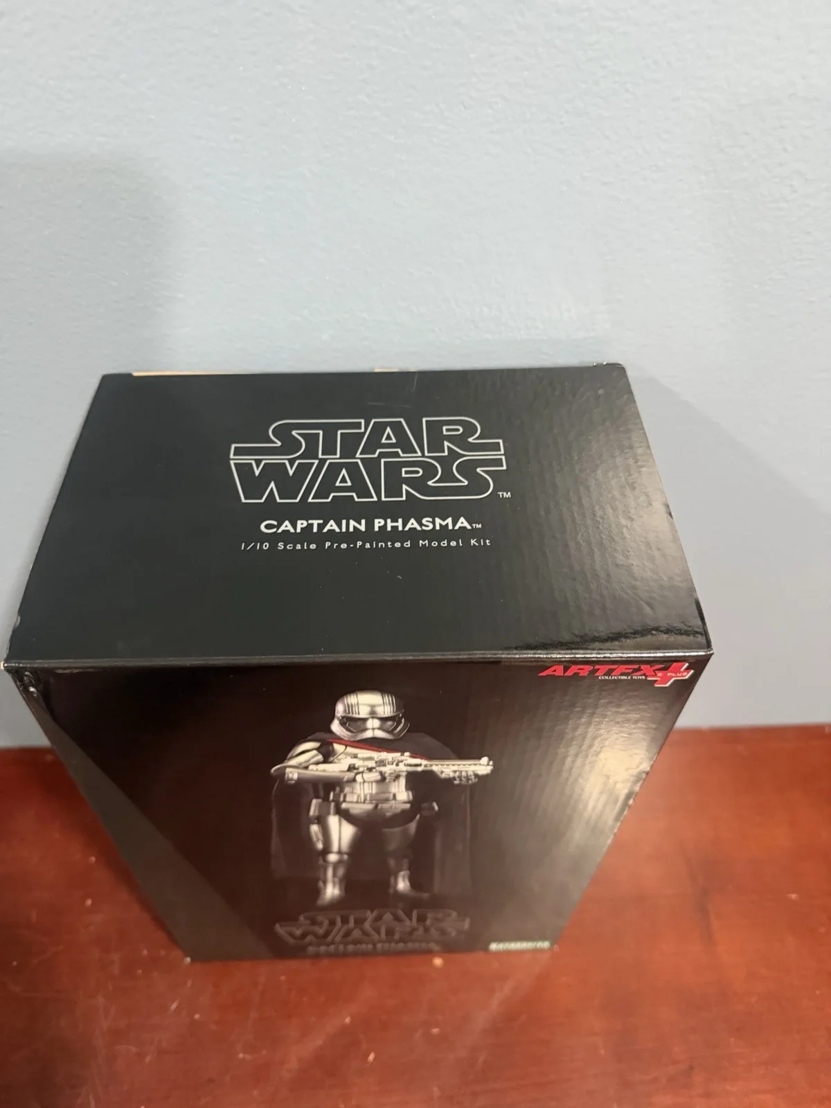 Gwendoline Christie — Captain Phasma Statue Gwendoline Christie Autographed Star Wars Force Awakens, image 2