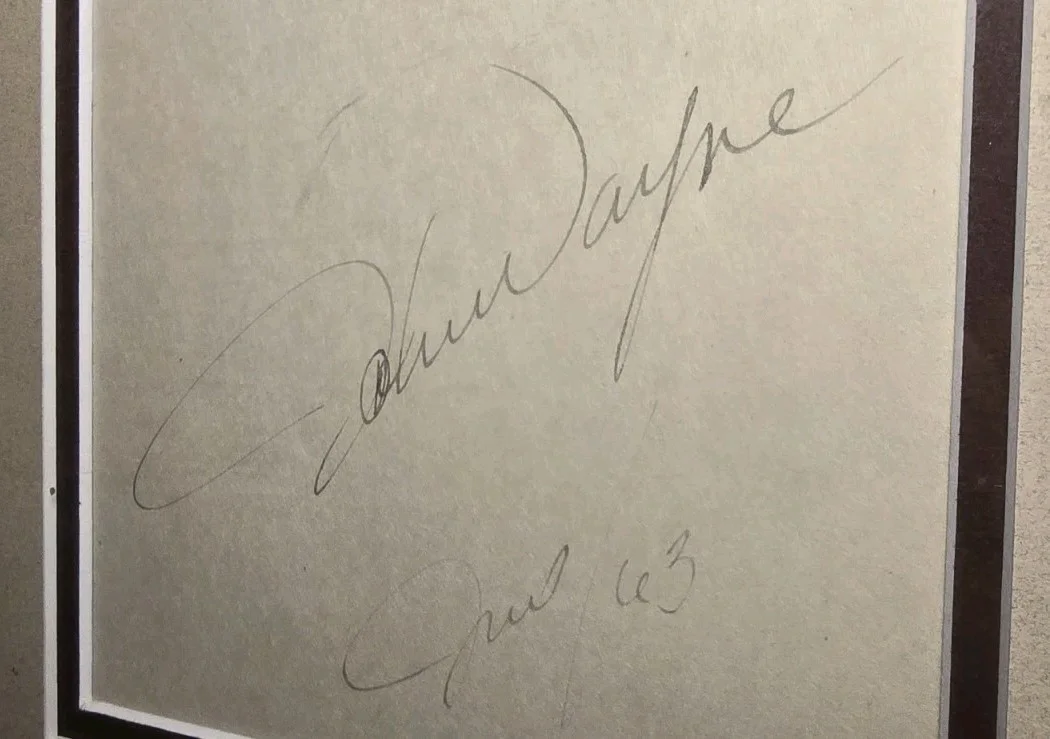 John Wayne Signed Autograph Vintage Framed Photo 1963 Display COA 25" x 17", изображение 2