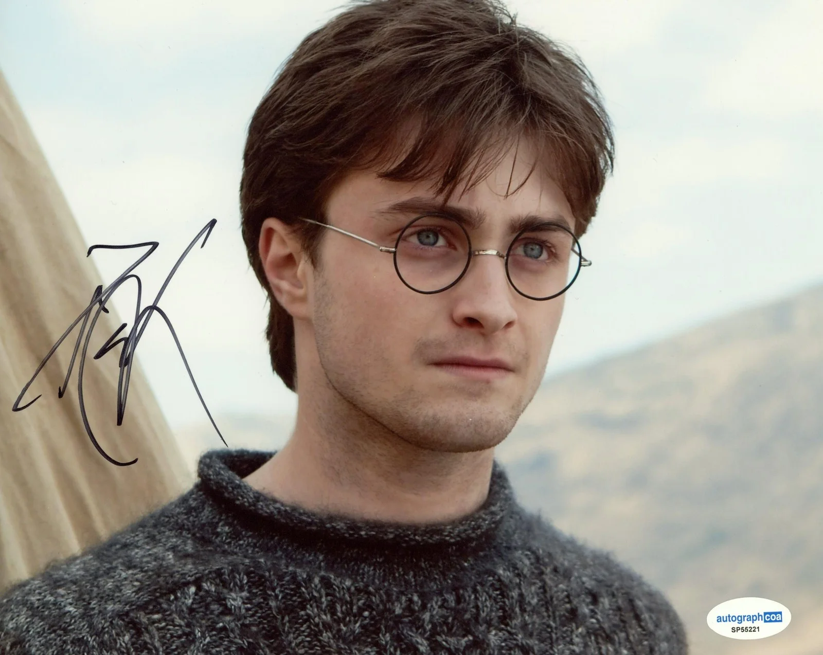 Daniel Radcliffe — Daniel Radcliffe "Harry Potter and the Deathly Hallows" SIGNED 8x10 Photo B ACOA, изображение 2