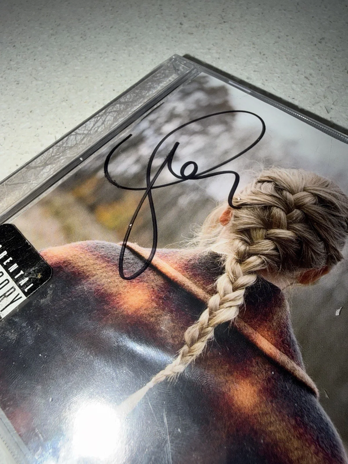 TAYLOR SWIFT Signed Autographed Evermore CD Album BRAND NEW / SEALED, изображение 2