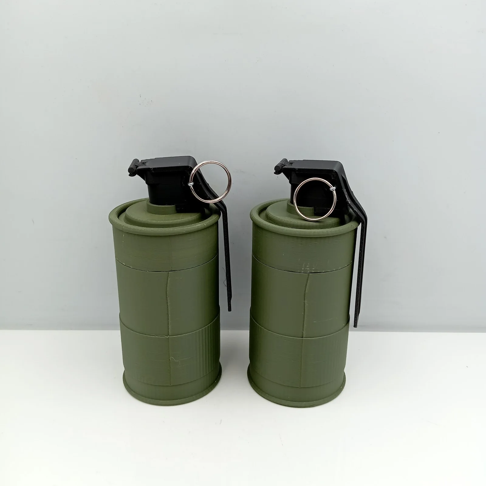 M18 Smoke Grenade 3D Printed x 2 - Replica Desk Ornament Cosplay Props, изображение 2