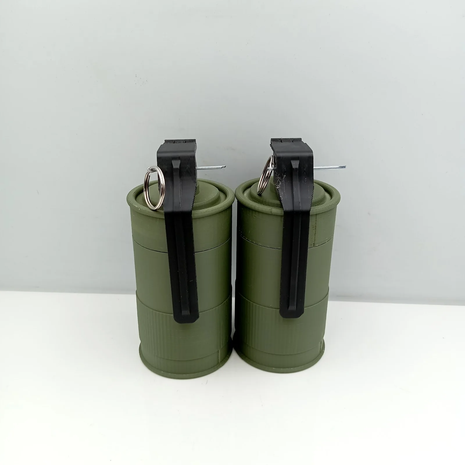 M18 Smoke Grenade 3D Printed x 2 - Replica Desk Ornament Cosplay Props, изображение 3
