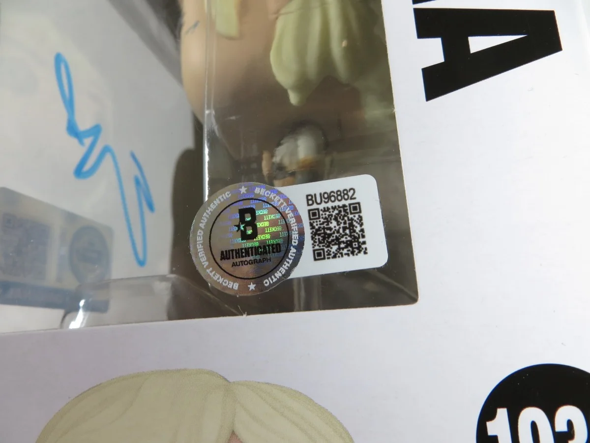 Elle Fanning — Elle Fanning Signed Autographed Funko POP! Predator: Badlands Thia BAS BU96882, изображение 2