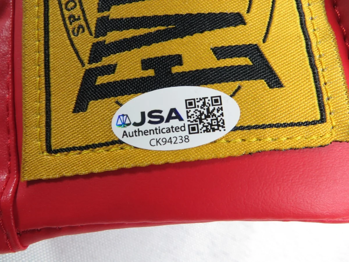Dolph Lundgren — Dolph Lundgren Signed Autographed Boxing Glove Rocky IV "I Must Break You" JSA, изображение 2