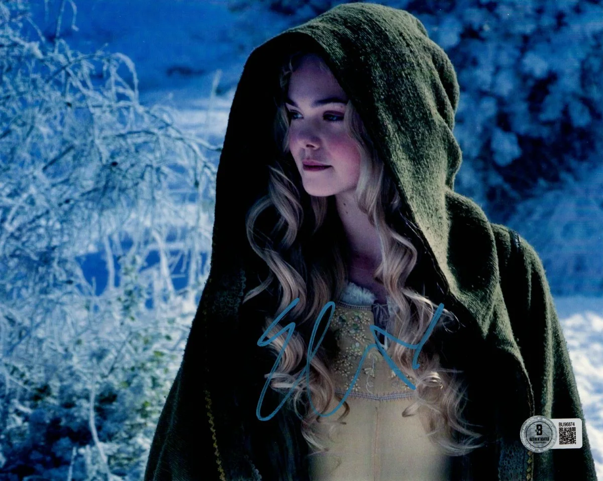 Elle Fanning — Elle Fanning Signed Autographed 8X10 Photo Maleficent Aurora BAS BU96874