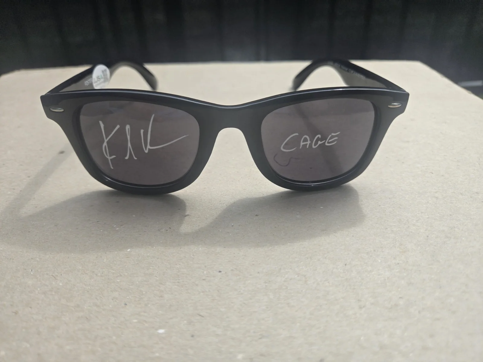 Karl Urban — Karl Urban SIGNED Johnny Cage Mortal Kombat 2 Replica GLASSES! JSA CERTED, изображение 2
