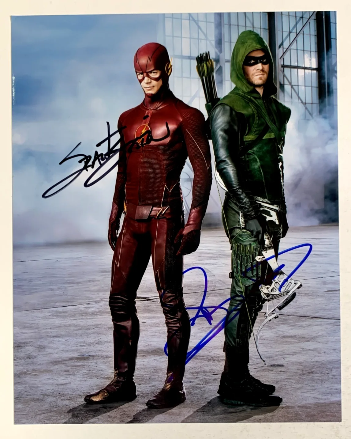 Stephen Amell, Grant Gustin — STEPHEN AMELL "Arrow" & GRANT GUSTIN "Flash" signed photo, with COA, 8x10, изображение 3