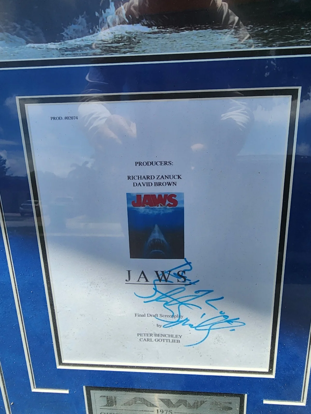 Stephen spielberg signed jaws script cover in deluxe frame, image 2