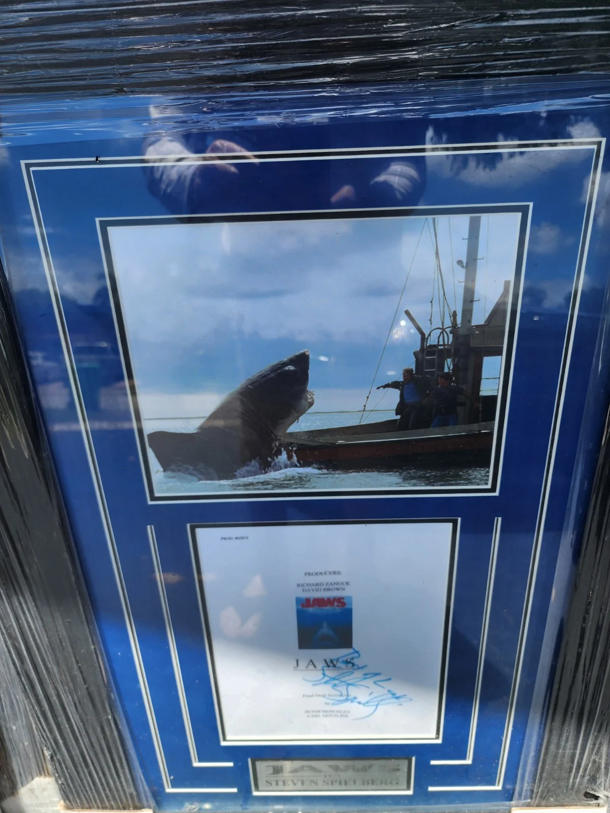 Stephen spielberg signed jaws script cover in deluxe frame, image 4