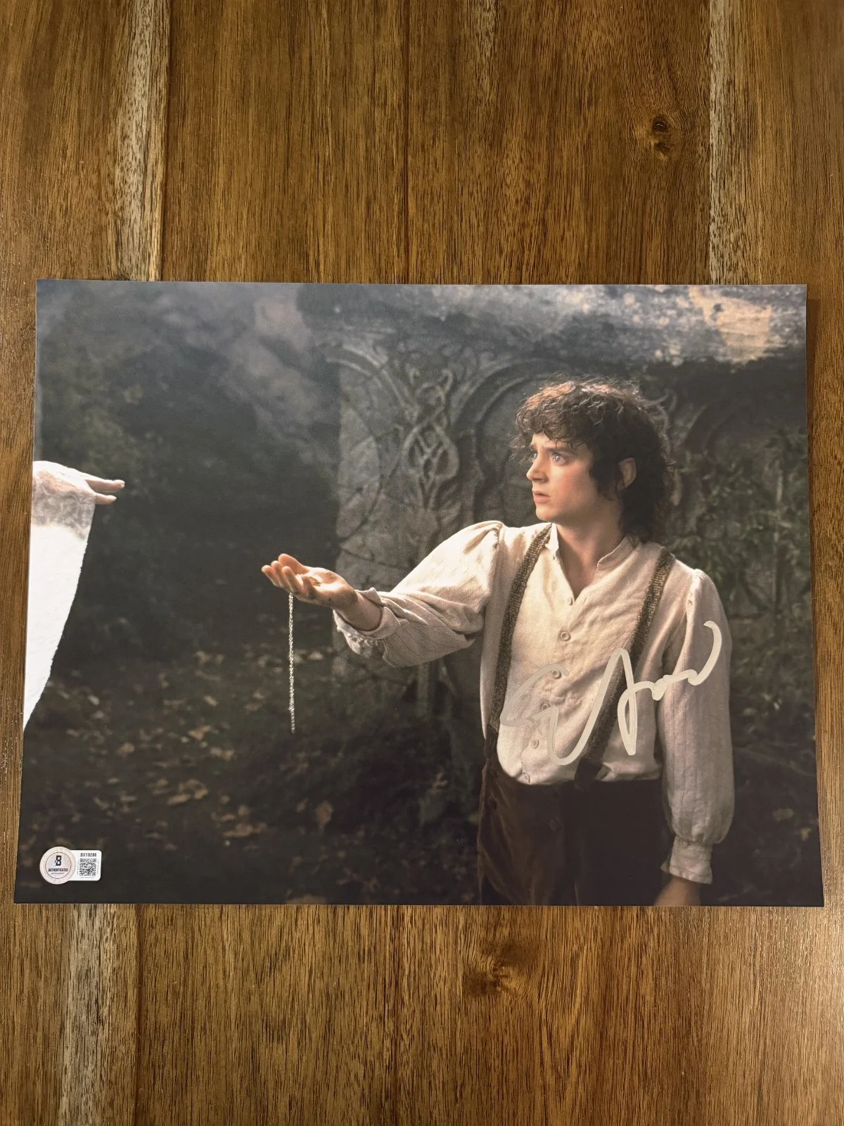 Elijah Wood — Elijah Wood ‘Lord of the Rings’ Signed 11x14 Photo ‘Frodo’ Beckett
