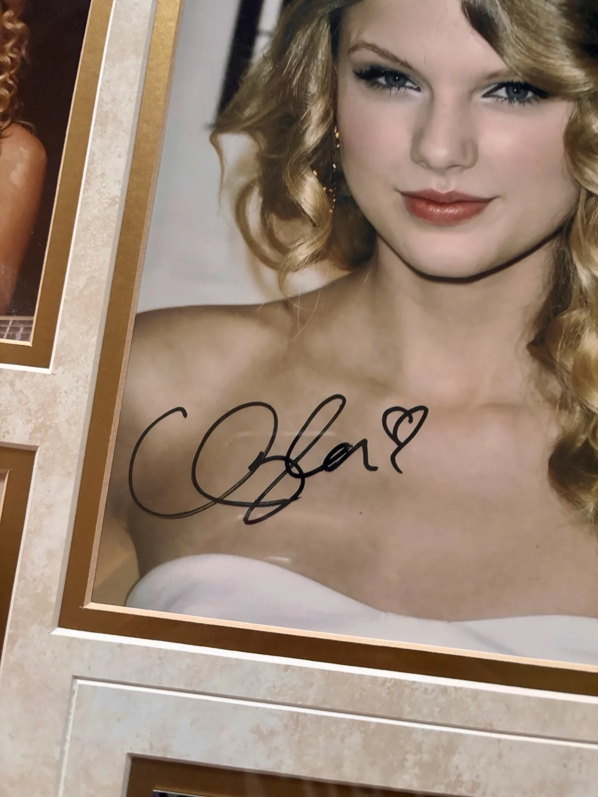 Autographed Taylor Swift framed country music memorabilia SEMG authenticated, изображение 2