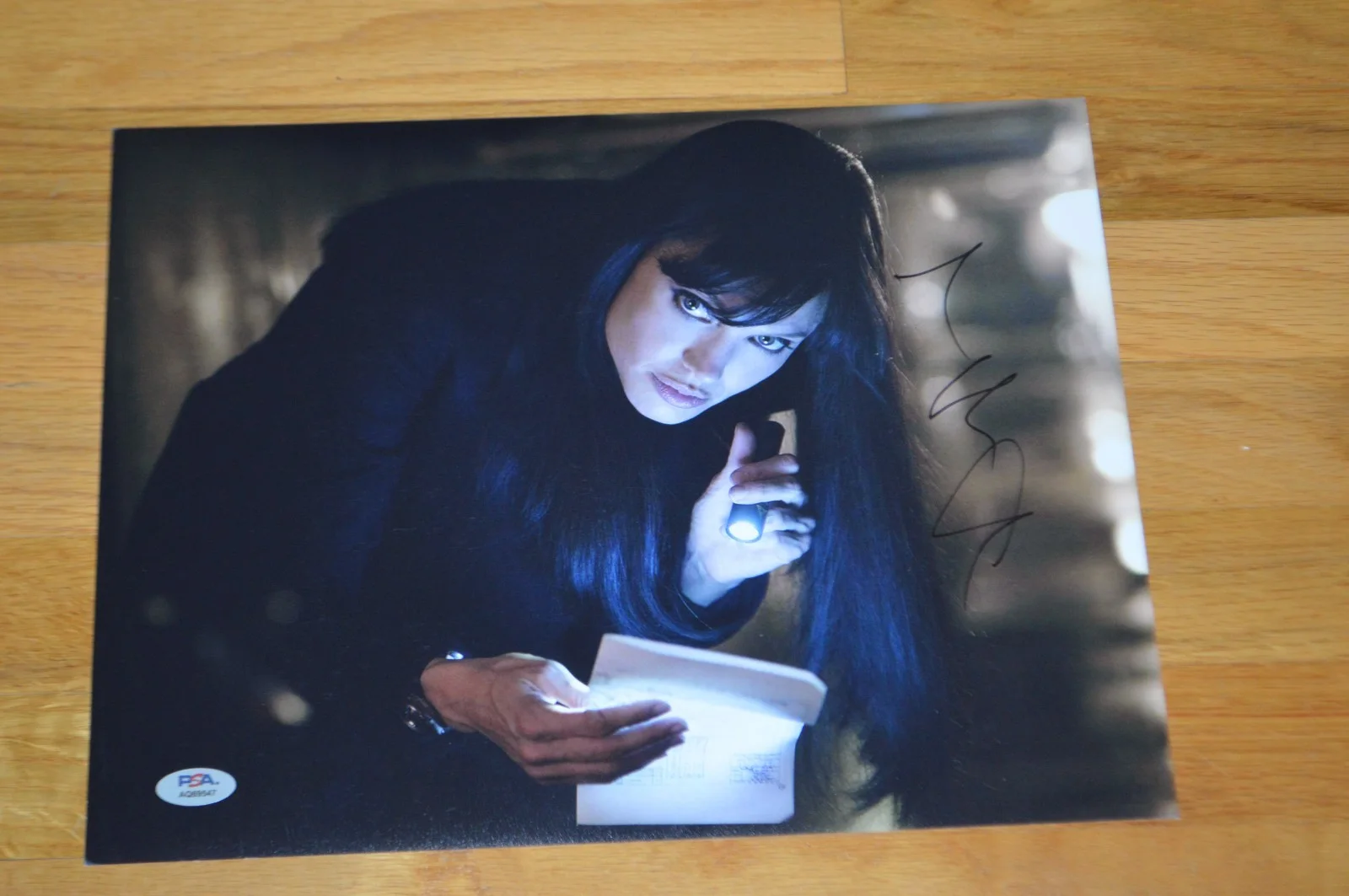 Angelina Jolie — Angelina Jolie Autographed 11x14 Color Photo with PSA Hologram