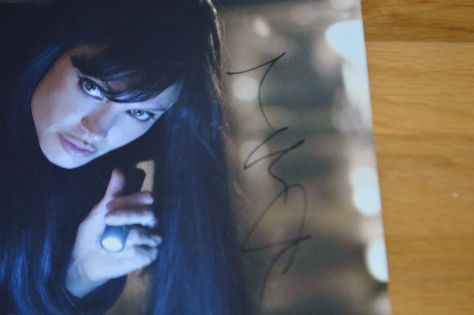 Angelina Jolie — Angelina Jolie Autographed 11x14 Color Photo with PSA Hologram, изображение 2