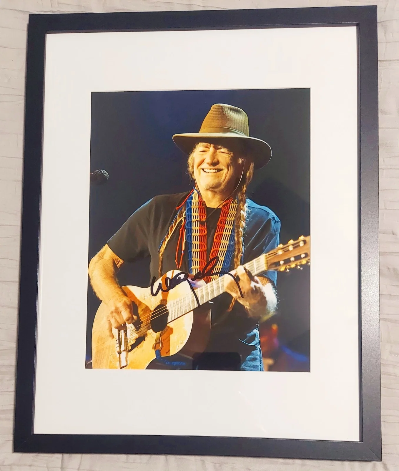 Willie Nelson Autographed 8x10 Photo Framed In 11x14 With COA, изображение 2